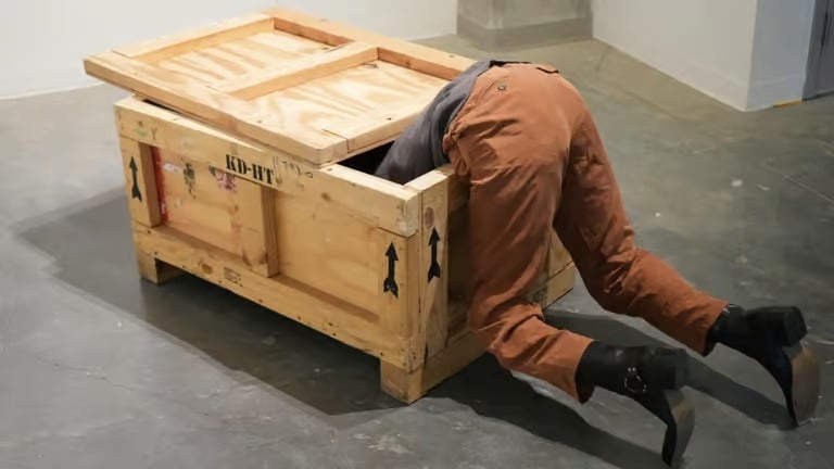 تمثال يسبب أزمة فى متحف تمثال يسبب أزمة فى متحف