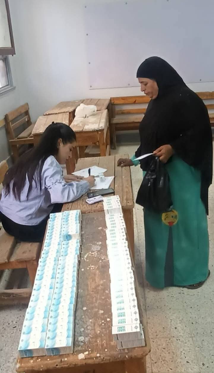 توافد الأهالى على القافلة