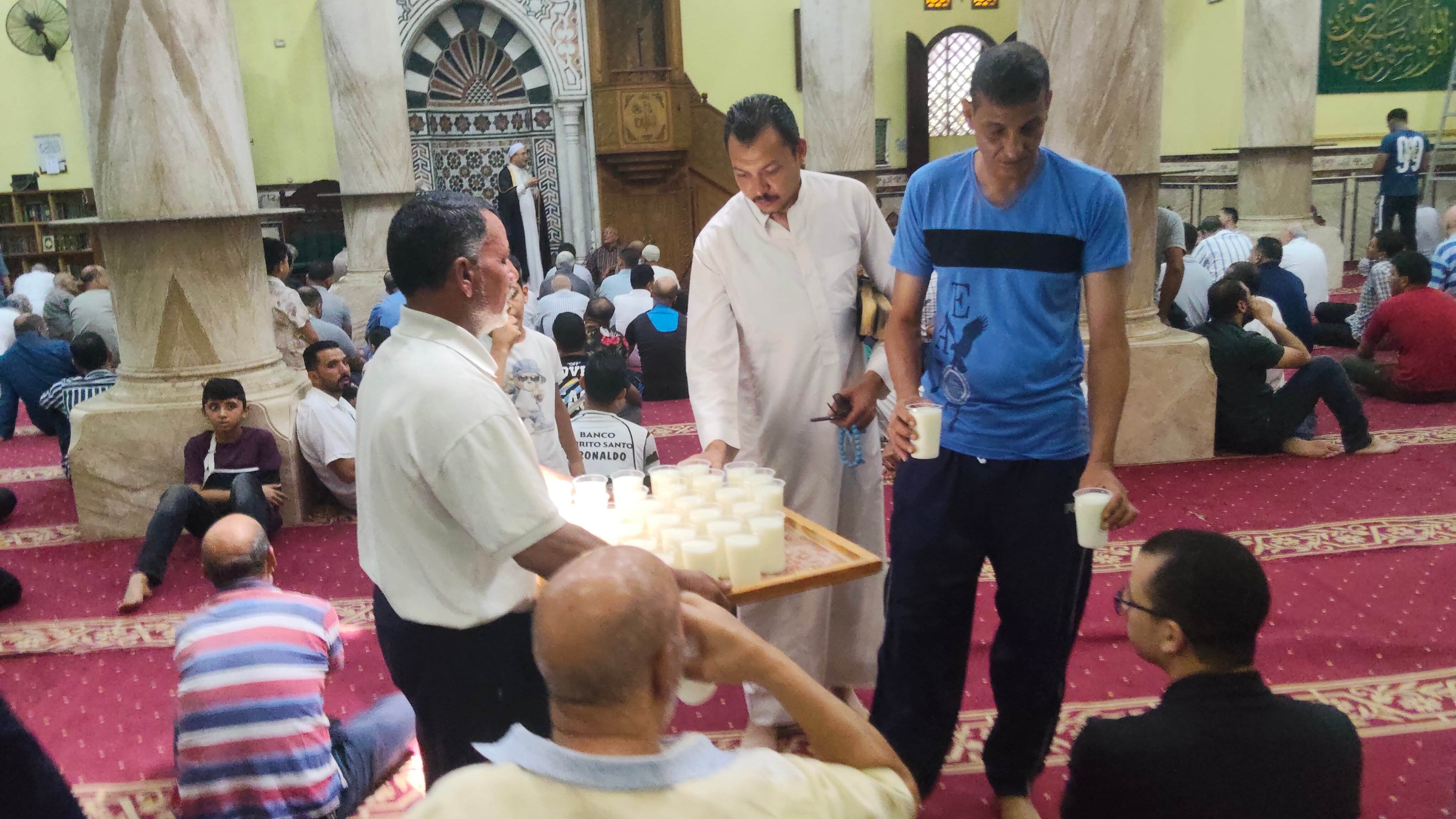 توزيع العصائر على المصلين بالبحيرة توزيع العصائر على المصلين بالبحيرة