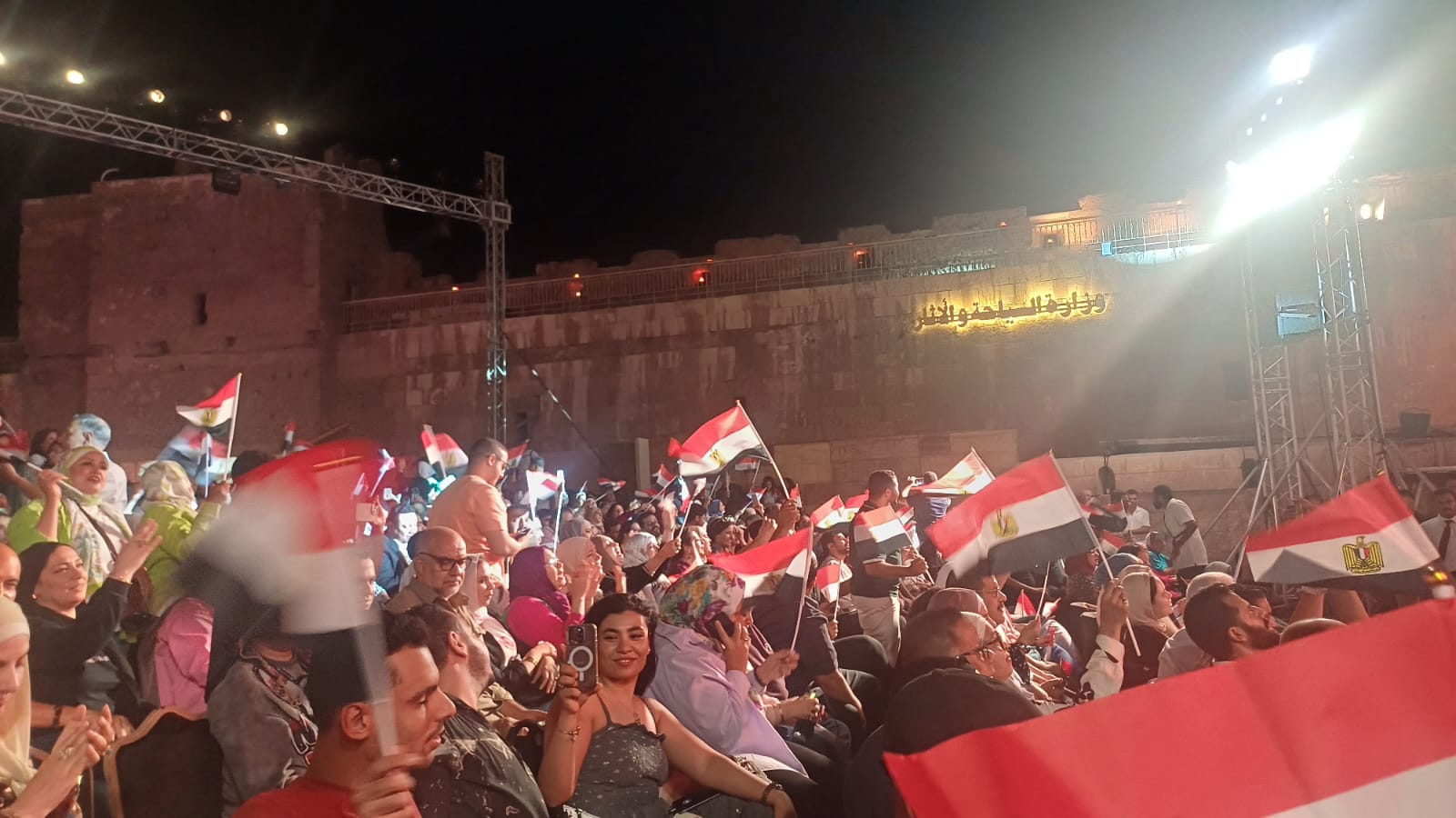 الجمهور يرفع علم مصر