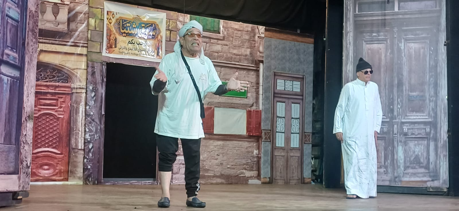 جانب من عرض مسرحية انتحال شخصية