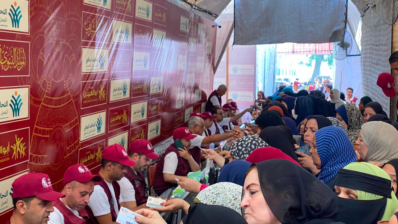 توزيع حلوى المولد 
