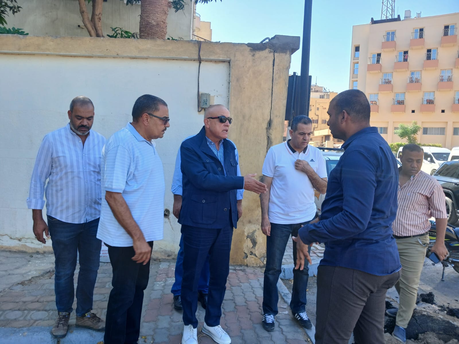 متابعة أكبر مشروع لدعم خطوط البنية التحتية بمدينة الأقصر