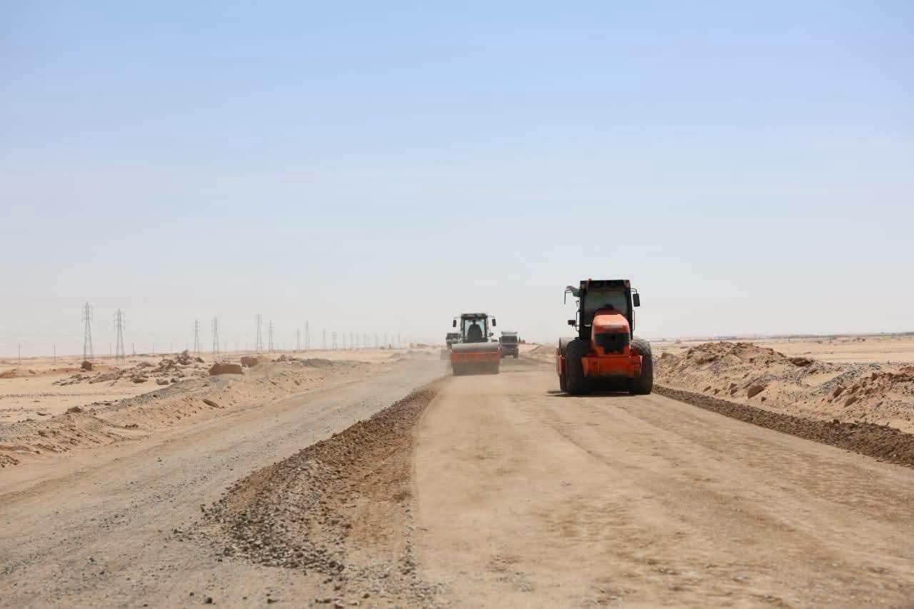 تنفيذ أعمال رصف طريق العوينات الكفرة