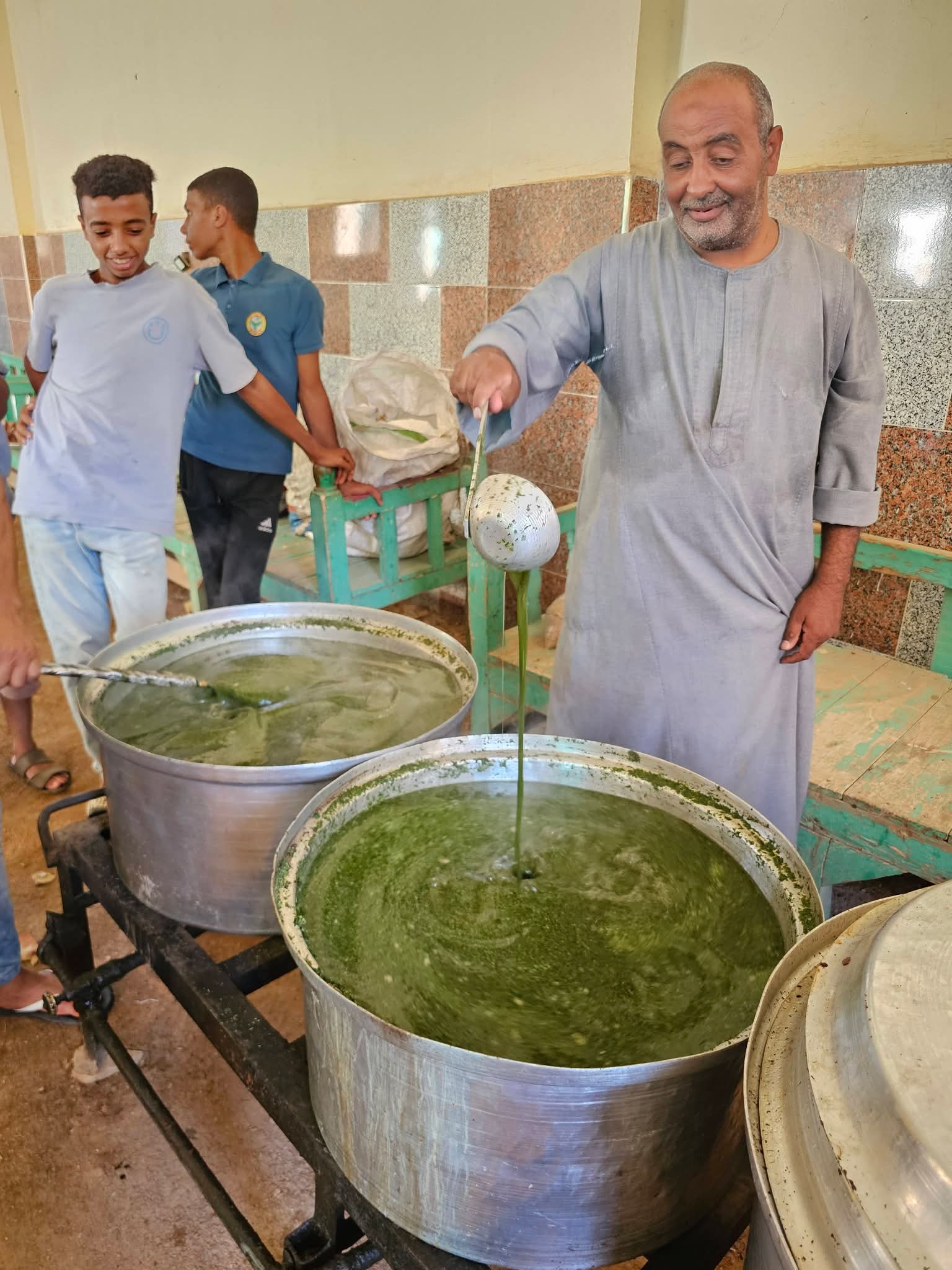تقديم الأكلات الشعبية التراثية للضيوف تقديم الأكلات الشعبية التراثية للضيوف
