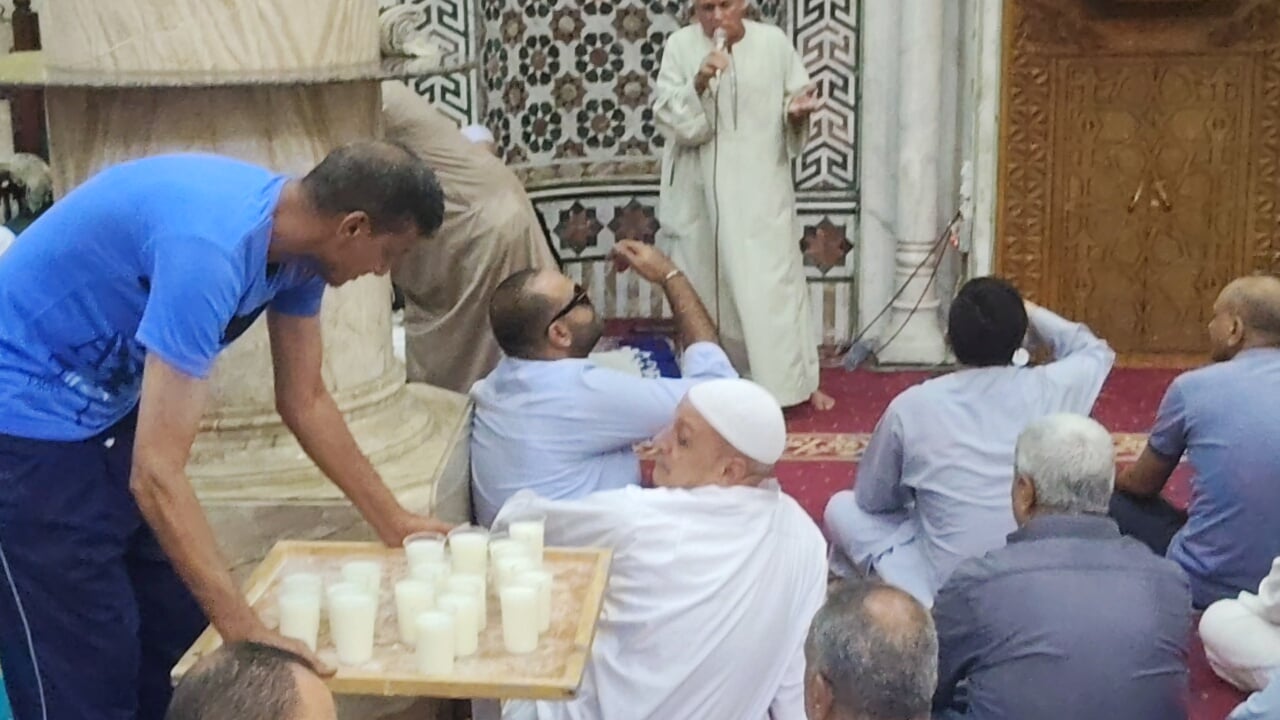 توزيع المشروبات فى احتفال المولد النبوي توزيع المشروبات فى احتفال المولد النبوي