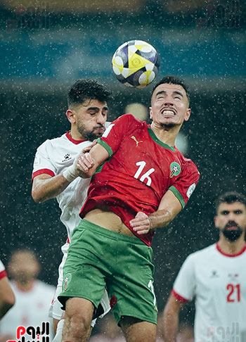 التحام قوى بين لاعب المغرب والاردن التحام قوى بين لاعب المغرب والاردن