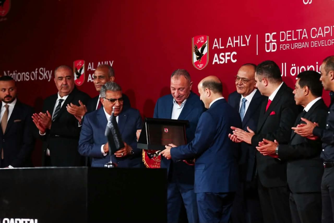 تكريم خلال حفل حجر الاساس لفرع الأهلي في المنصورة
