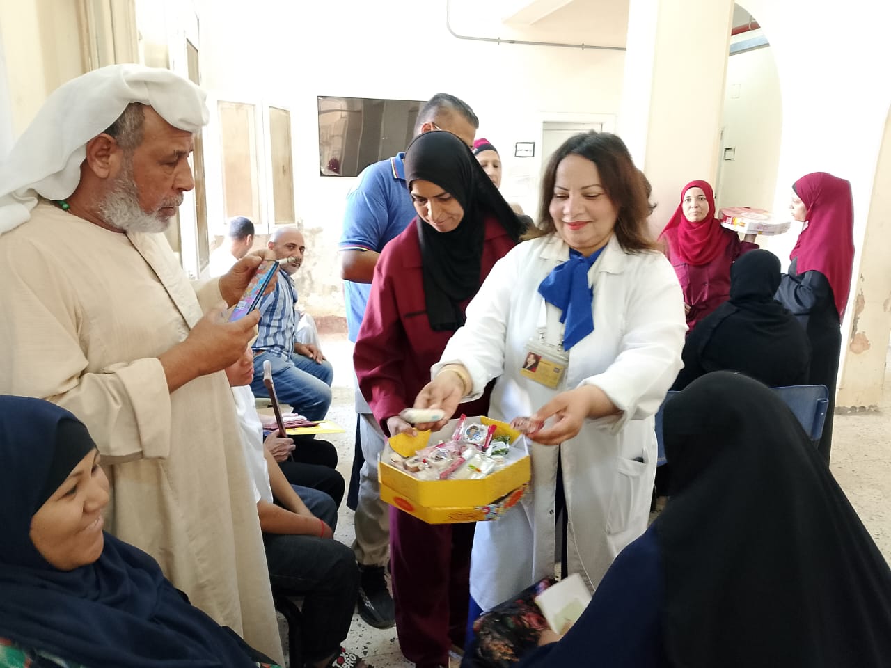 دكتور. ايمان توزع الحلوى على المواطنين دكتور. ايمان توزع الحلوى على المواطنين