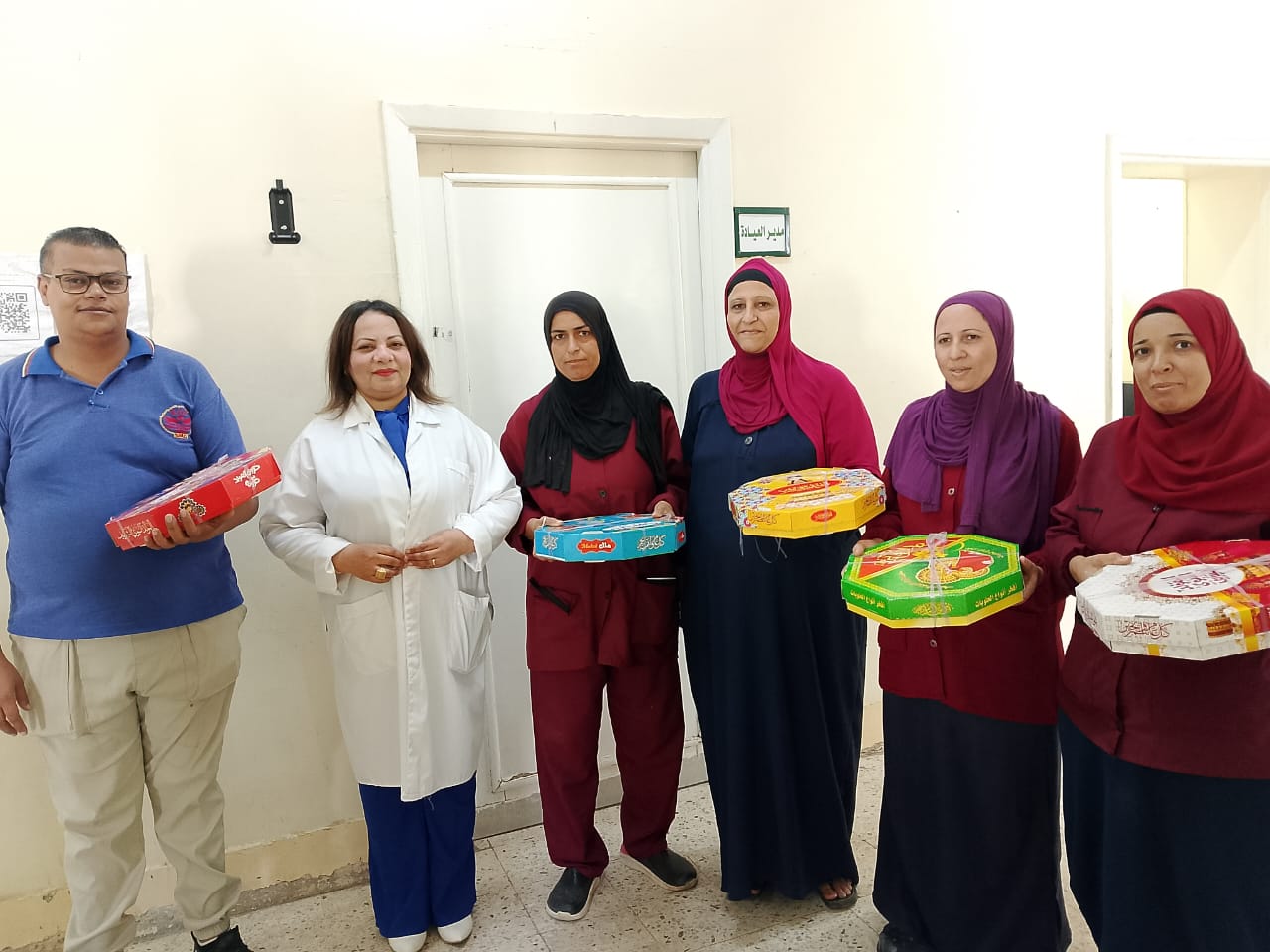 الطبيبة مع العاملين بالعيادة الطبيبة مع العاملين بالعيادة