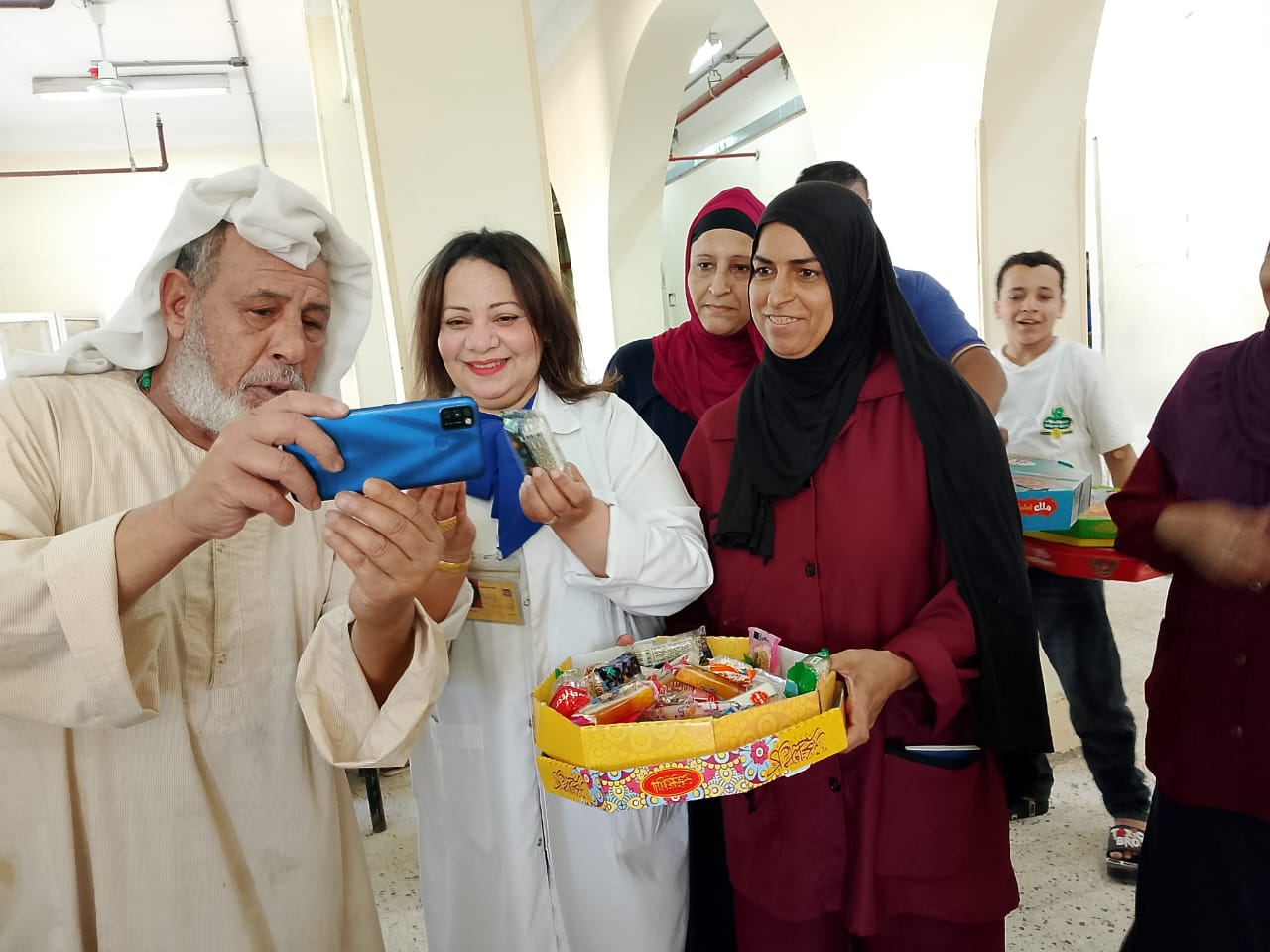 مواطن يلتقط صورة مع الطبيبة مواطن يلتقط صورة مع الطبيبة