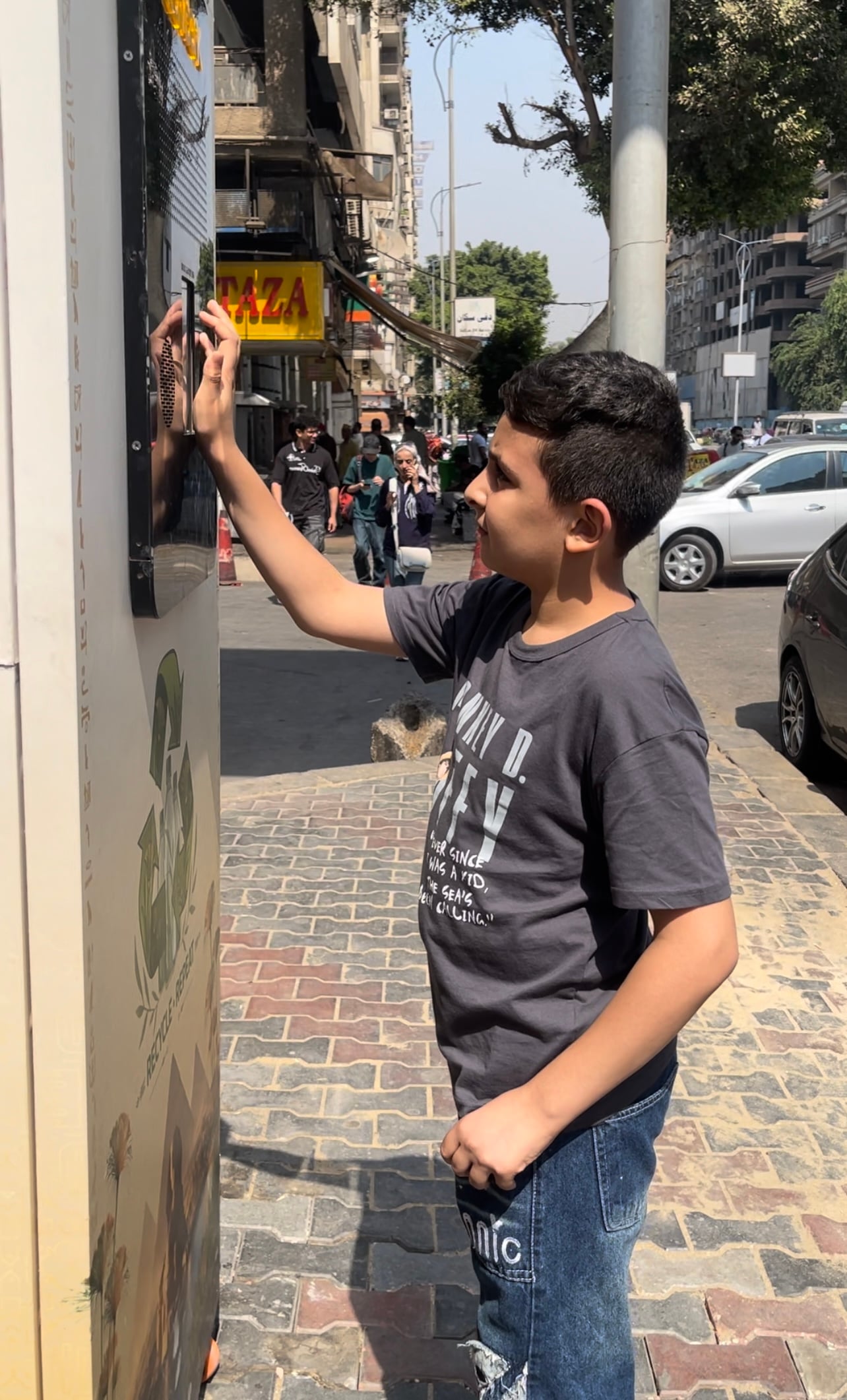 طفل يستخمد الماكينة
