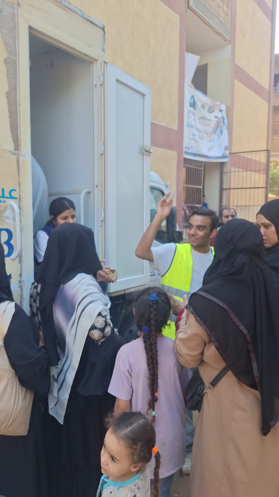 قوافل طبية متنوعة ضمن قافلة إيد واحدة (8)