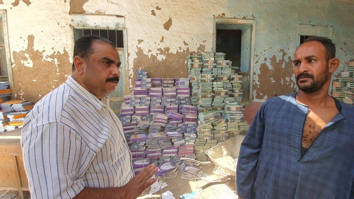 متابعة إجراءات تسلم المدارس للكتب الدراسية من مخازن إدارة إسنا التعليمية