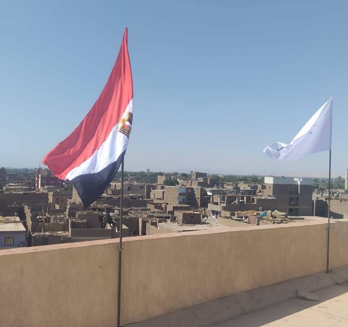 تجميل أعلام مصر قبل دخول العام الدراسي الجديد