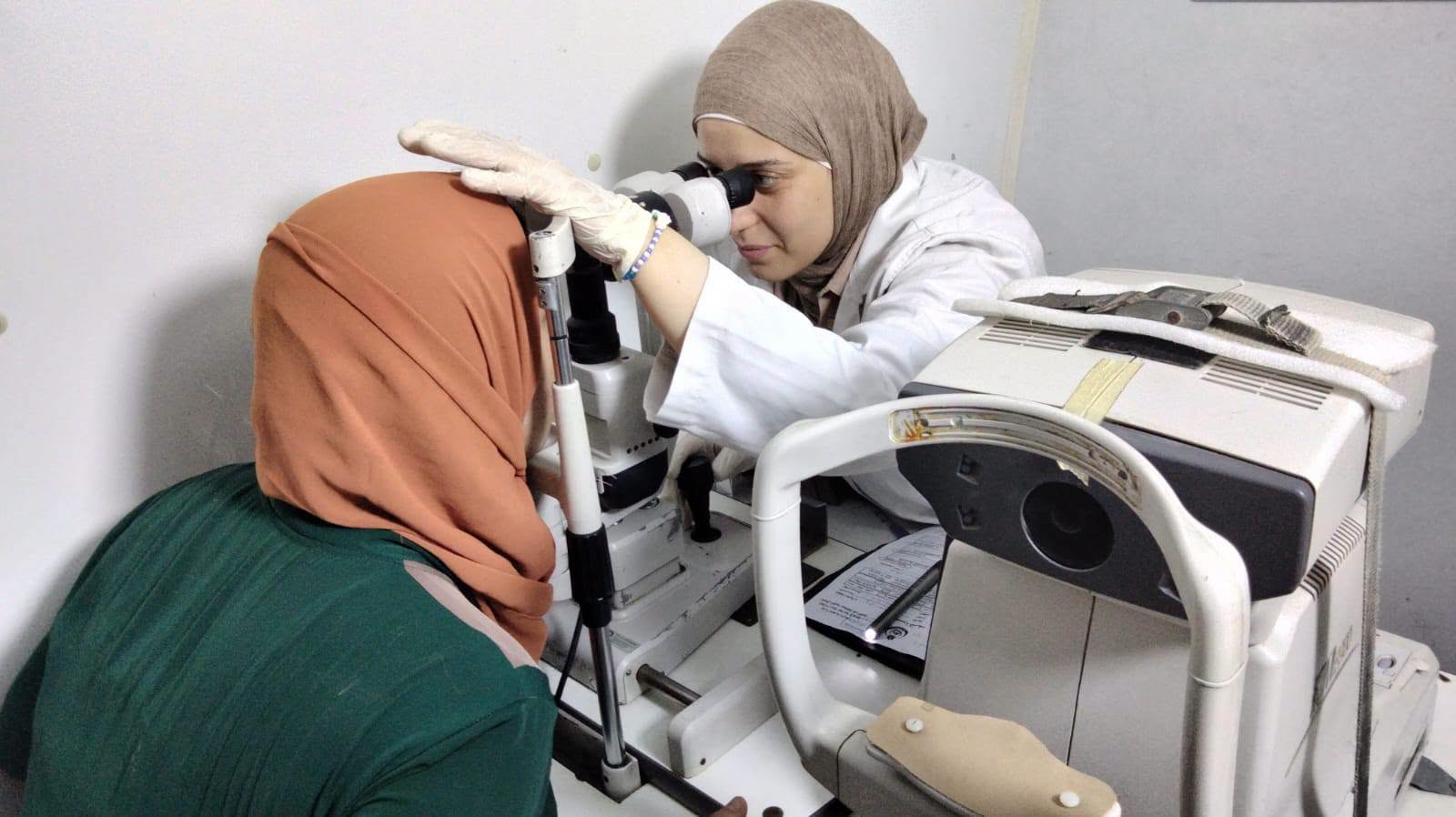 فحص عين احدى السيدات