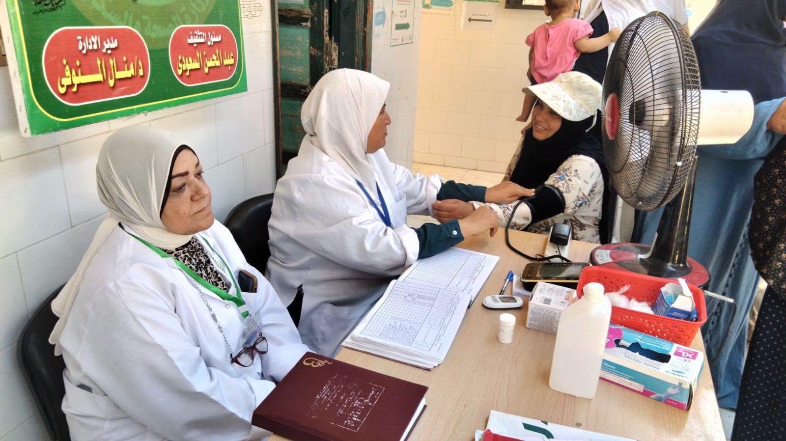 اجراء الكشف الطبي على سيدة
