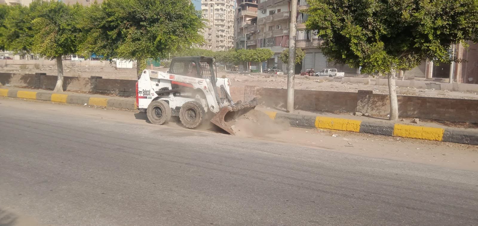 رفع الاتربة من جانبي الطرق