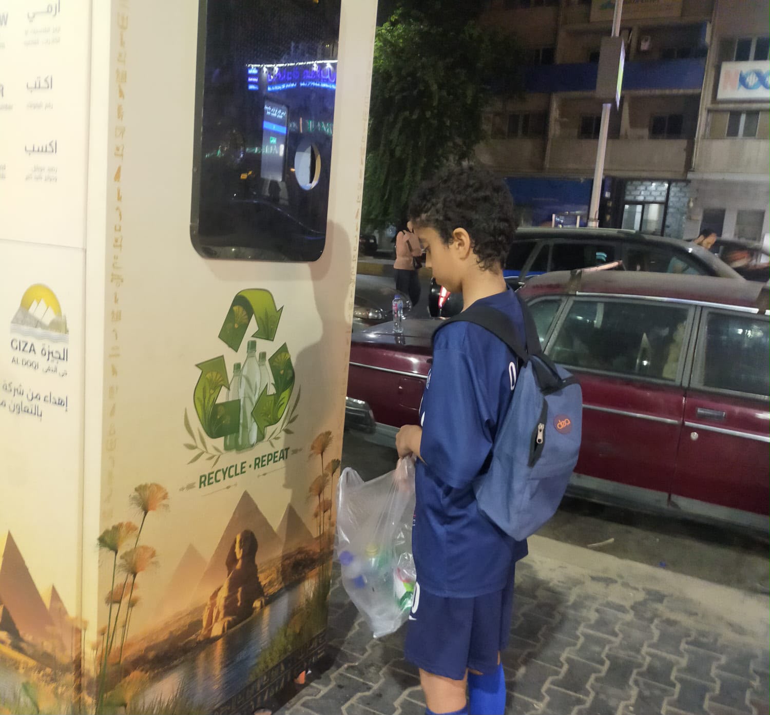 إقبال على ماكينات استبدال العبوات بالدقى وأسر تصطحب أطفالها للتجربة (4)