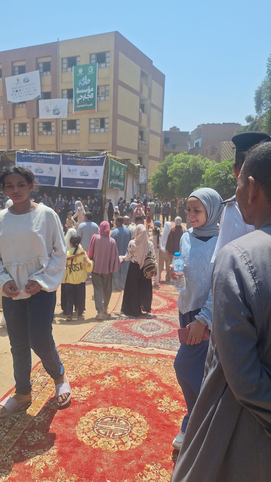 وصول السفيرة نبيلة مكرم لتفقد القافلة (11)