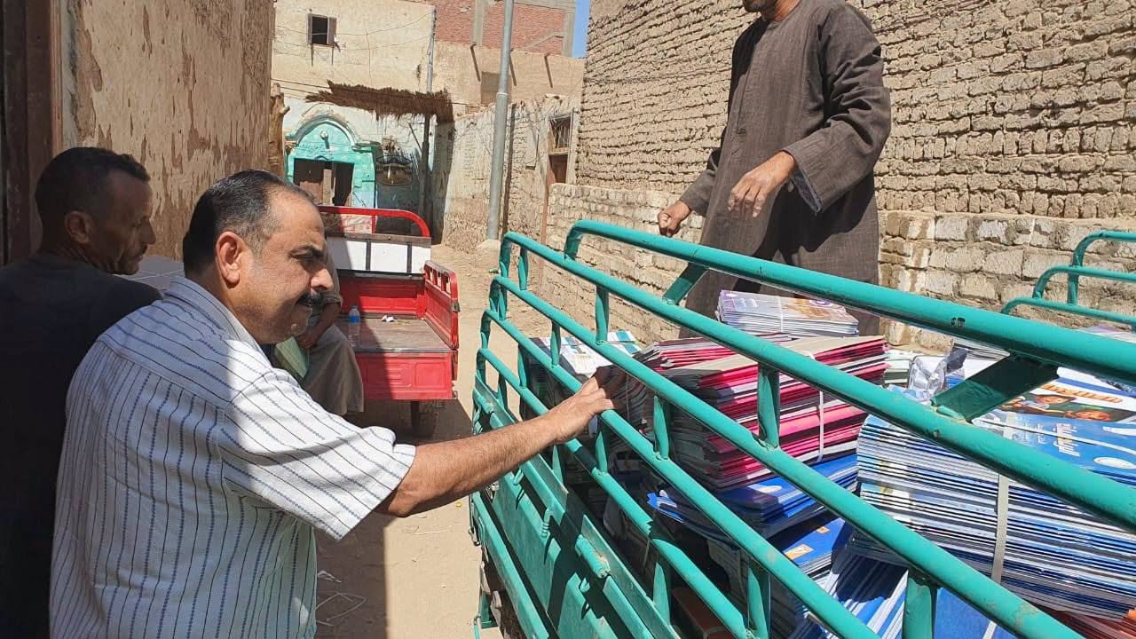 إجراءات تسلم المدارس للكتب الدراسية من مخازن إدارة إسنا التعليمية