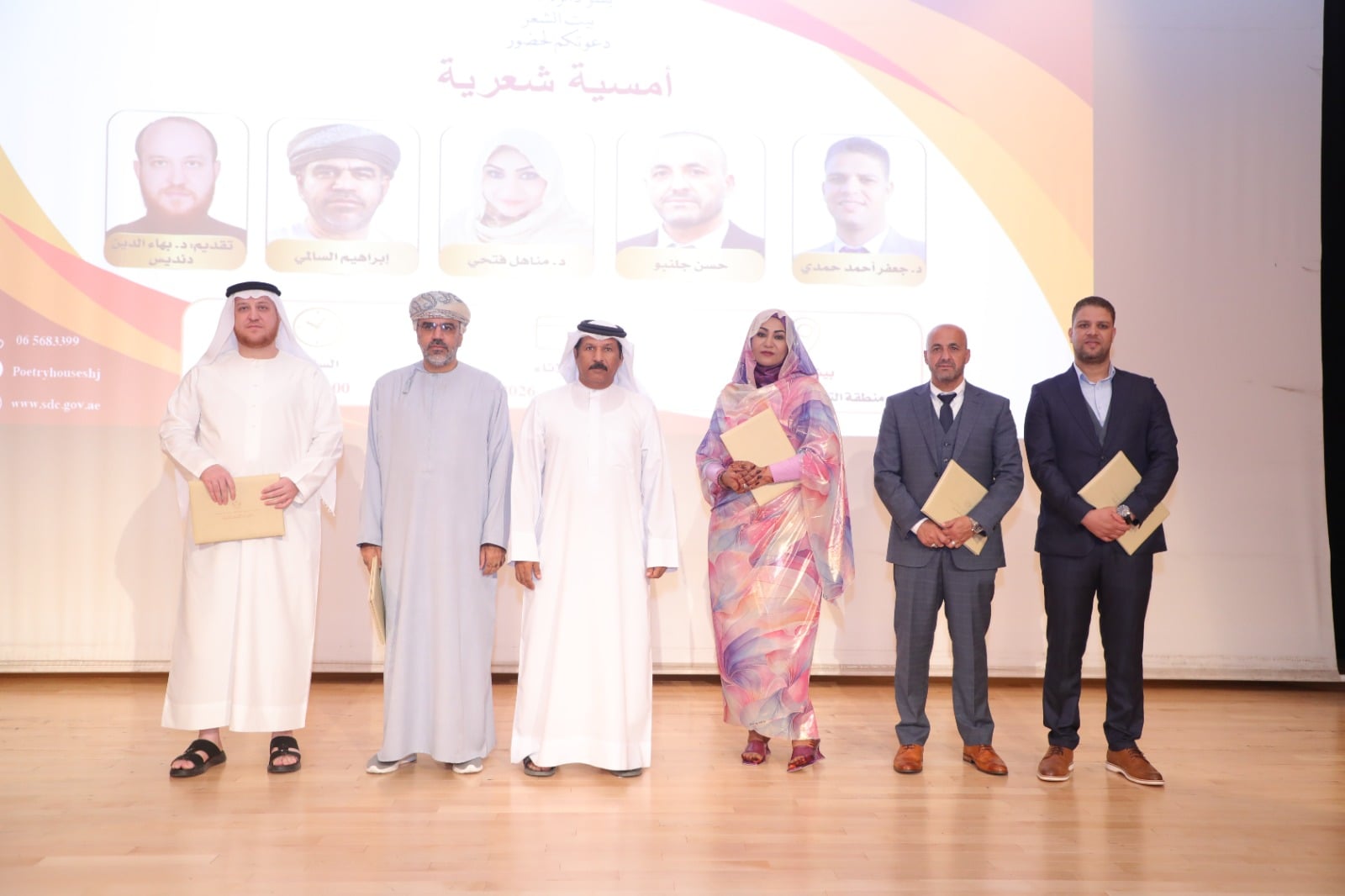 الشاعر الكبير محمد البريكى يكرم الشعراء الشاعر الكبير محمد البريكى يكرم الشعراء
