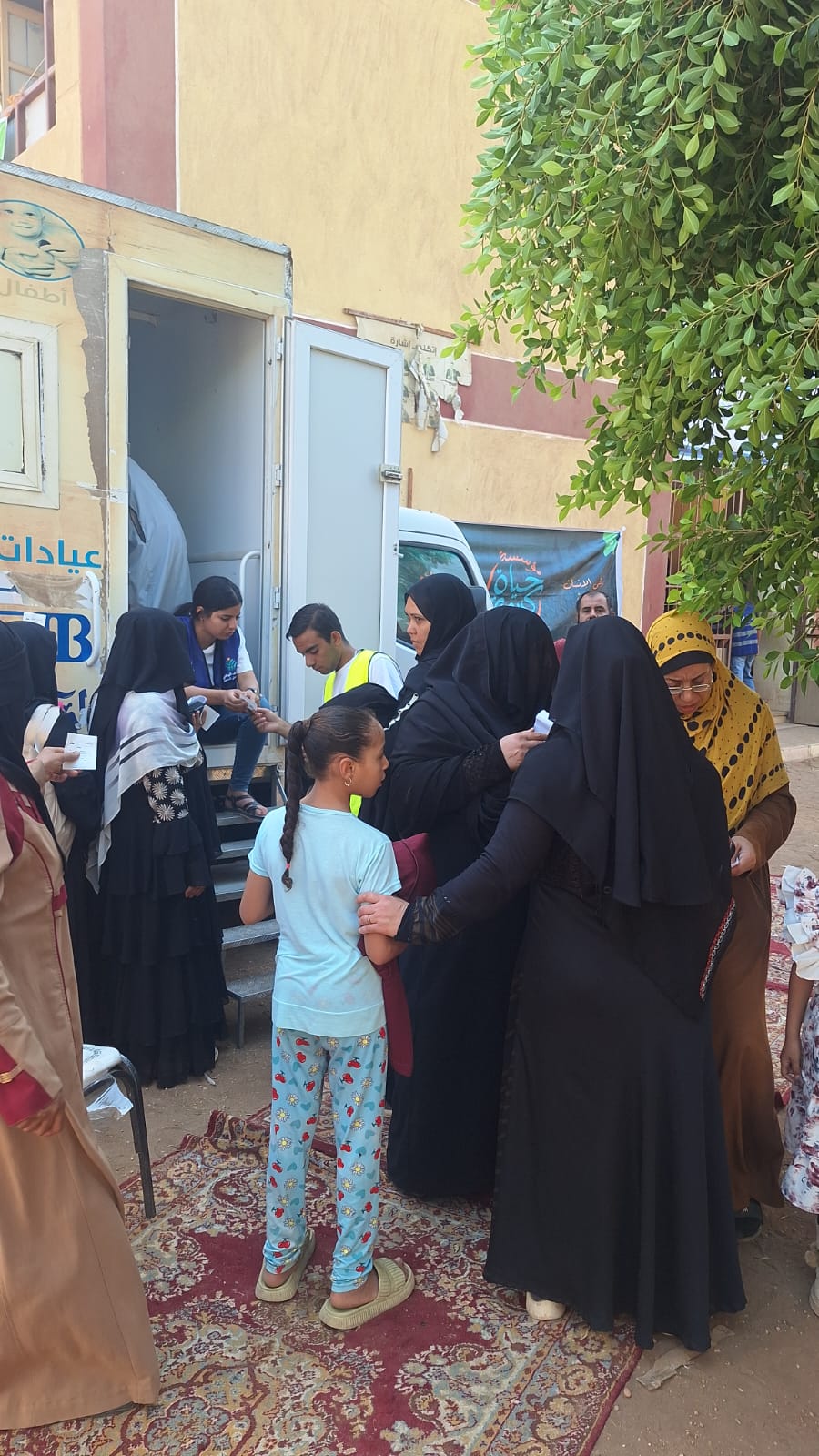 قوافل طبية متنوعة ضمن قافلة إيد واحدة (11)