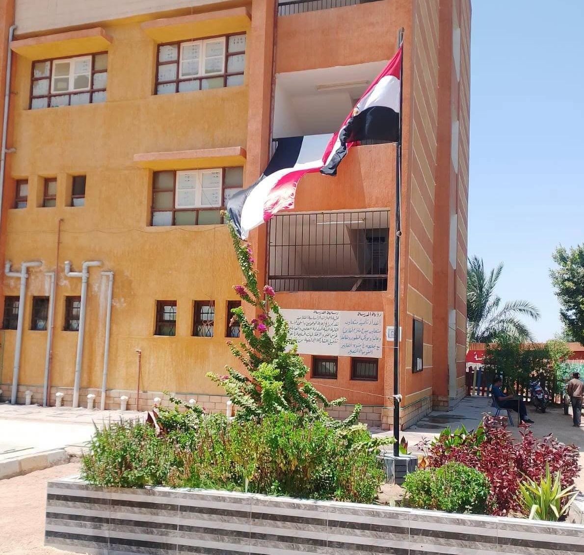 صيانة وتجميل علم مصر قبل دخول العام الدراسي الجديد