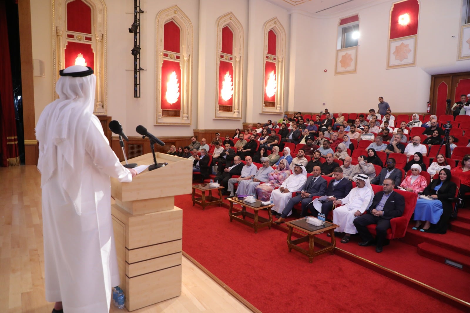 خلال الأمسية الشعرية خلال الأمسية الشعرية