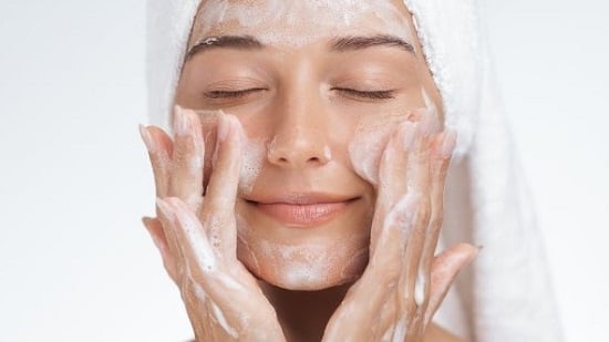 طرق طبيعية للتخلص من تجاعيد الوجه