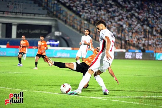 لاعب الزمالك يحول المرور بالكرة من لاعب البنك الاهلى