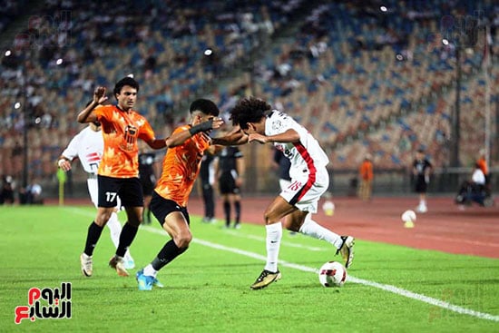 ادم كايد لاعب الزمالك يحاول المرور من لاعب البنك الاهلى