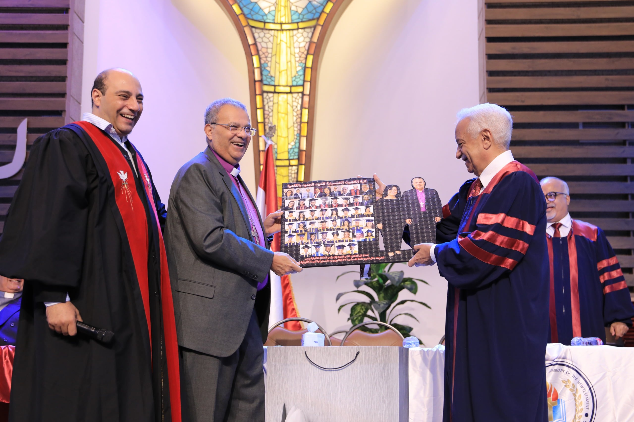 رئيس الطائفة الإنجيلية يشهد حفل تخرج كلية اللاهوت الخمسينية للعهد الجديد رئيس الطائفة الإنجيلية يشهد حفل تخرج كلية اللاهوت الخمسينية للعهد الجديد