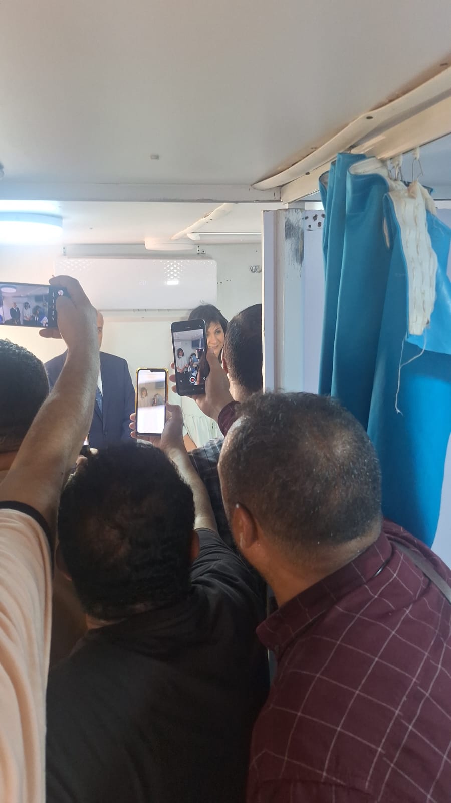 وصول السفيرة نبيلة مكرم لتفقد القافلة (13)