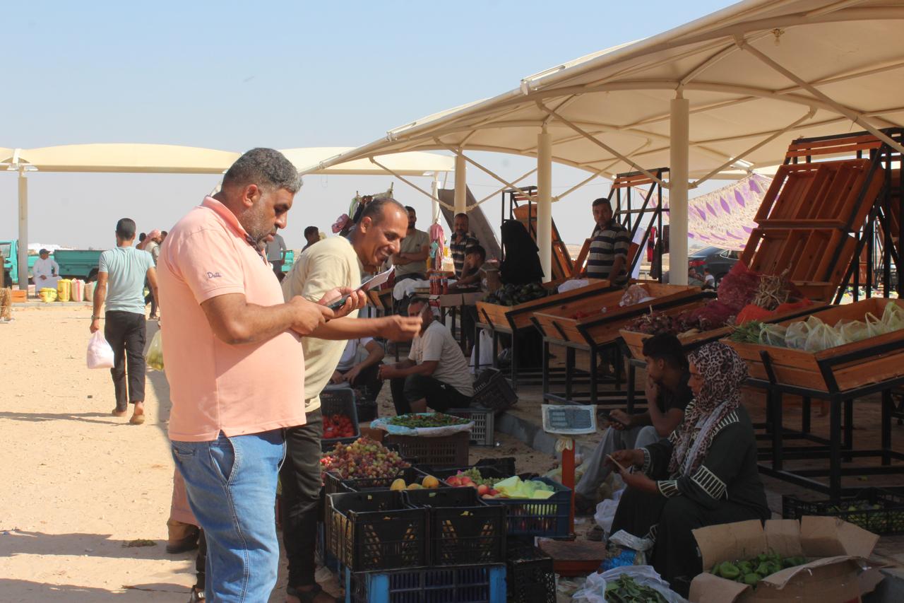 توافد من المواطنين علي سوق الخضروات