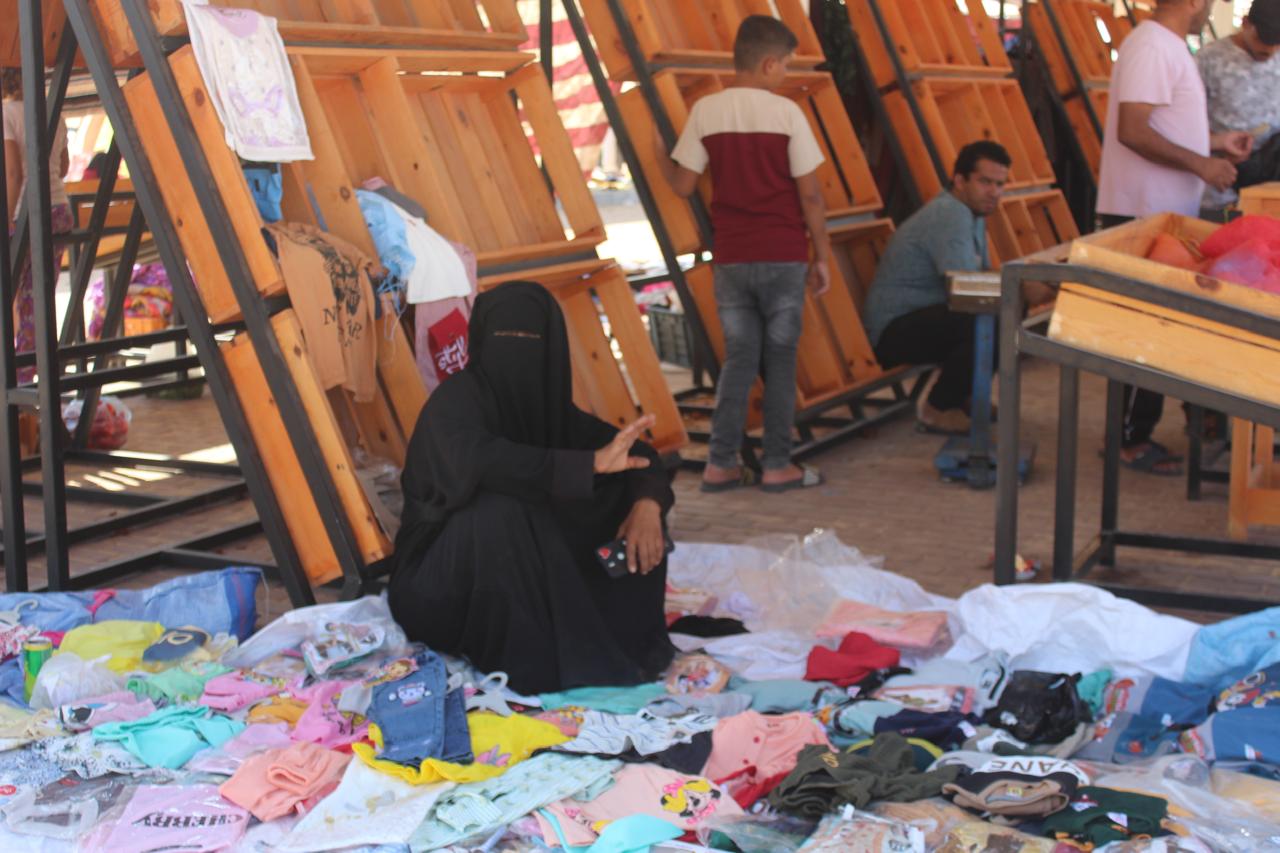 سيدة تقوم بعرض منتجاتها