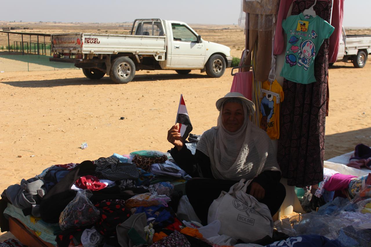 بعلم مصر وابتسامة تعني الكثير 