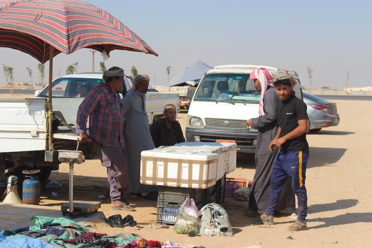 تحت حرارة الشمس يقف البائعين