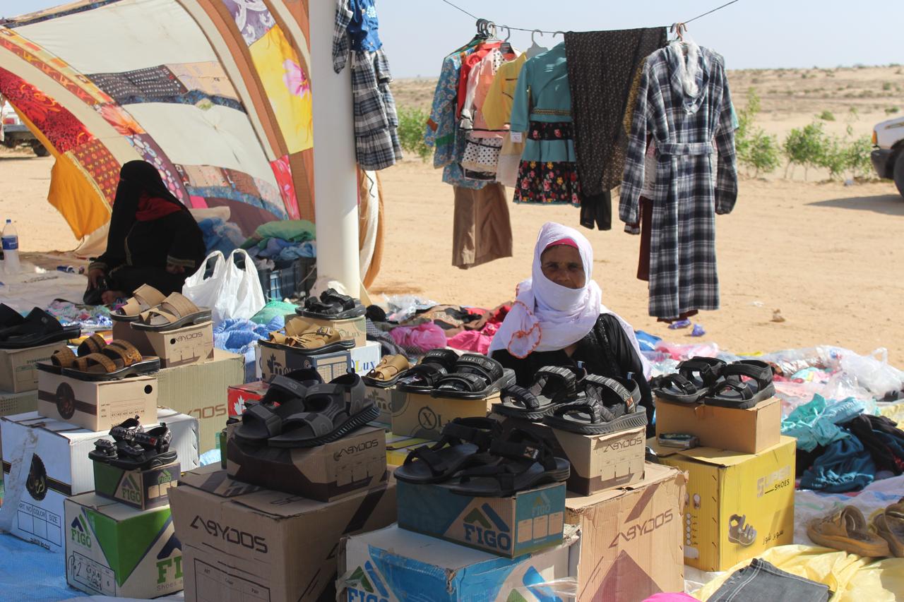 بائعي الملابس في سوق الاربعاء وسط الصحراء
