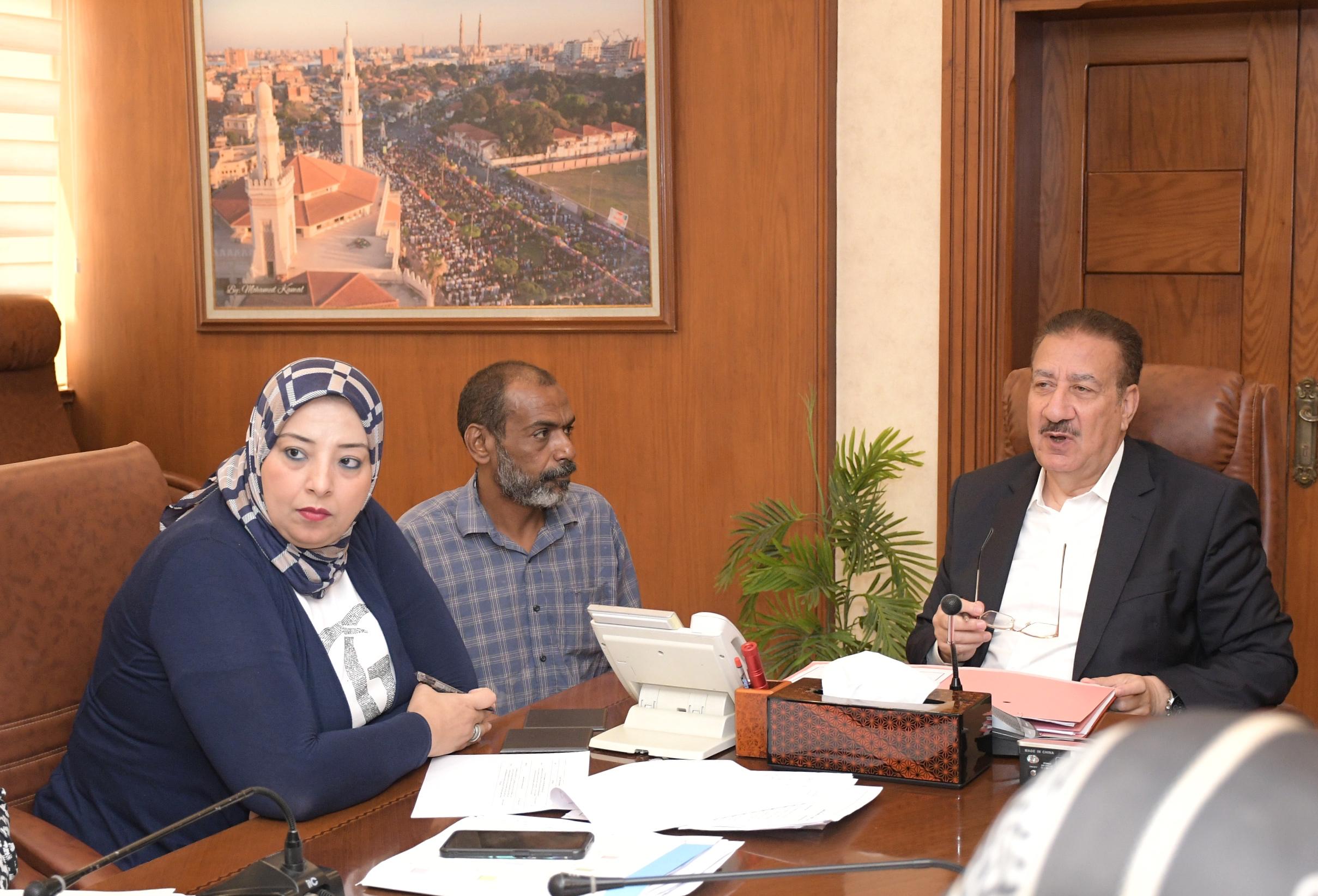 المحافظ مع مواطن المحافظ مع مواطن