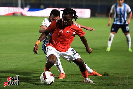 لاعب ابو قير يحاول المرور بالكرة لاعب ابو قير يحاول المرور بالكرة