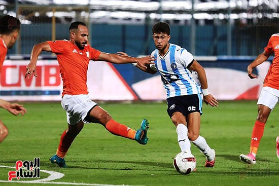 صراع على الكرة بين لاعبى بيراميدز وأبو قير صراع على الكرة بين لاعبى بيراميدز وأبو قير
