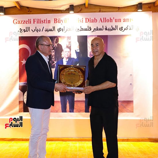 السفير التركى يكرم الكابتن حسام حسن