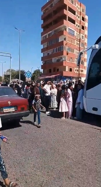الأهل فى توديع العروسان أثناء السفر للعمرة