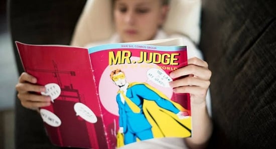 يوم قراءة القصص المصورة في الأماكن العامة