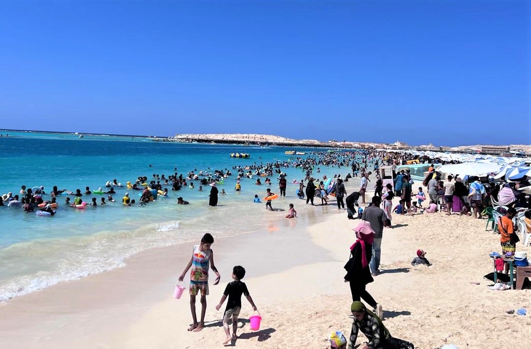 زيادة الاقبال على شاطئ مطروح العام اثناء النوات زيادة الاقبال على شاطئ مطروح العام اثناء النوات