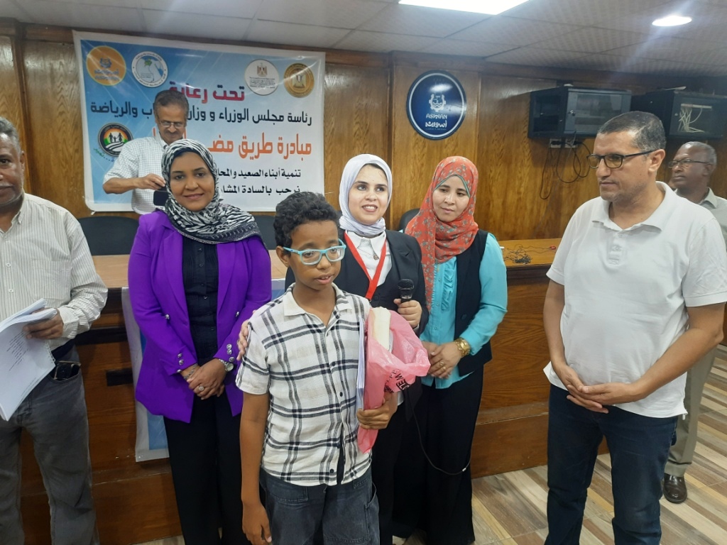 الأطفال أثناء استلام المهام الدراسية