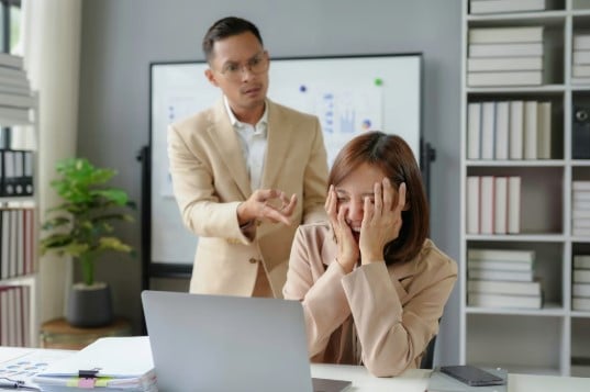 ضغط الرؤساء فى العمل على الموظفين
