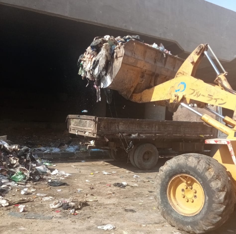 رفع تجمعات القمامة بسلم مدينة النور الدائري حي الهرم (2)
