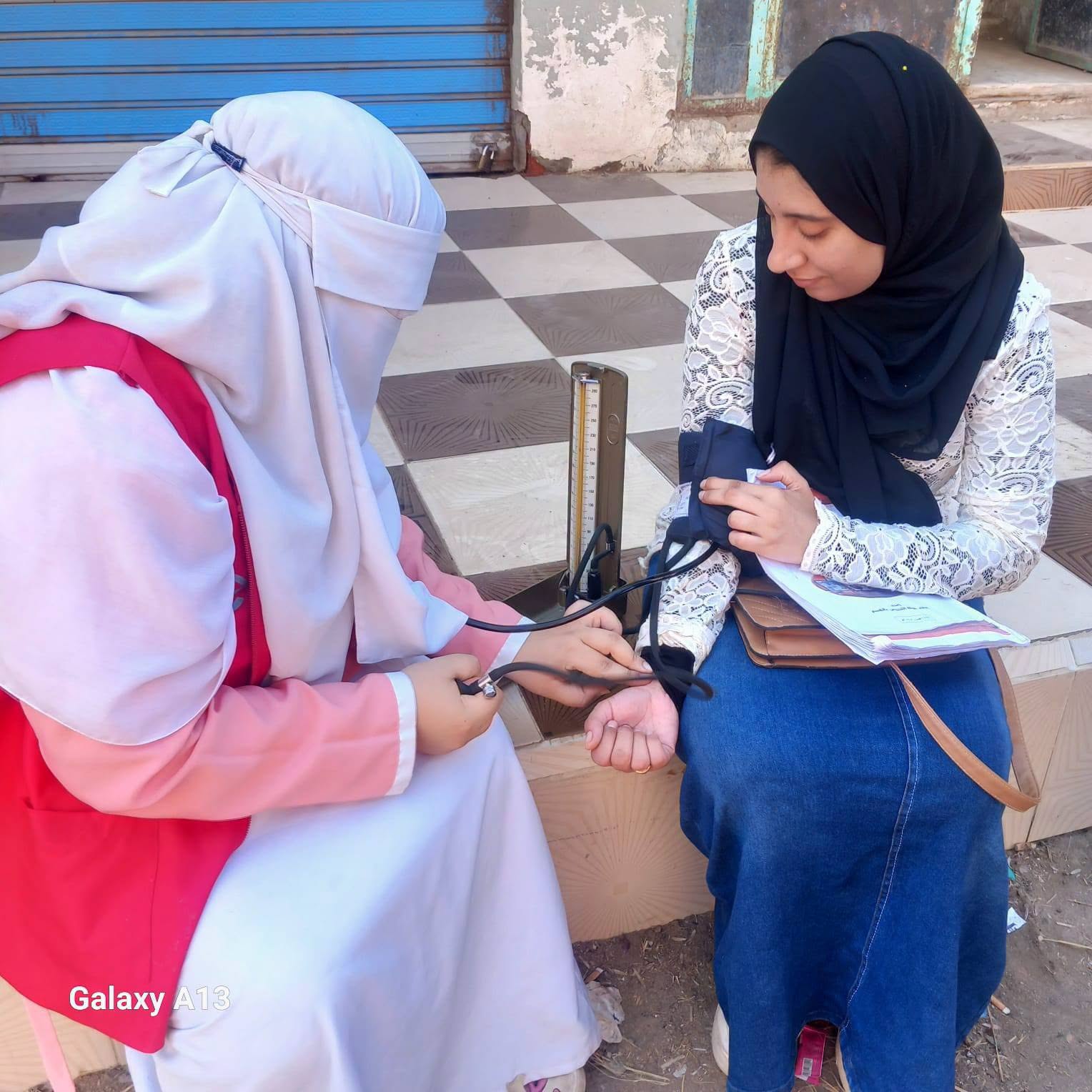قياس الضغط لفتاة بكفر الشيخ